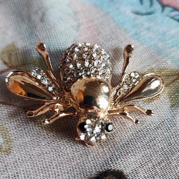 Shiny Gold Tone Vintage Honey Bumble Bee Clear Rhinestone Brooch Black Eyes - Picture 2 of 12